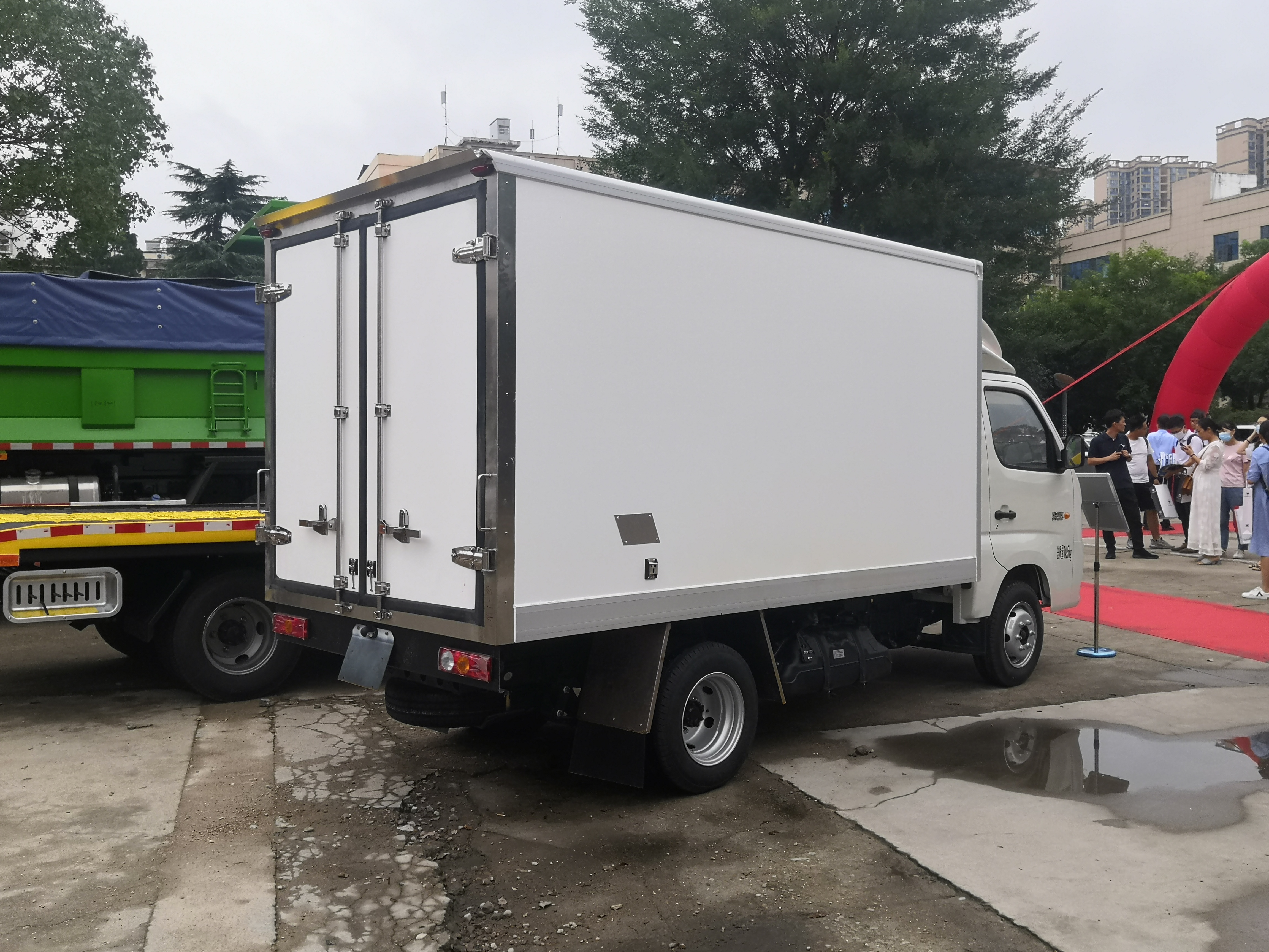 Mini van box truck 1T loading FOTON small 4x2 gasoline van cargo truck factory