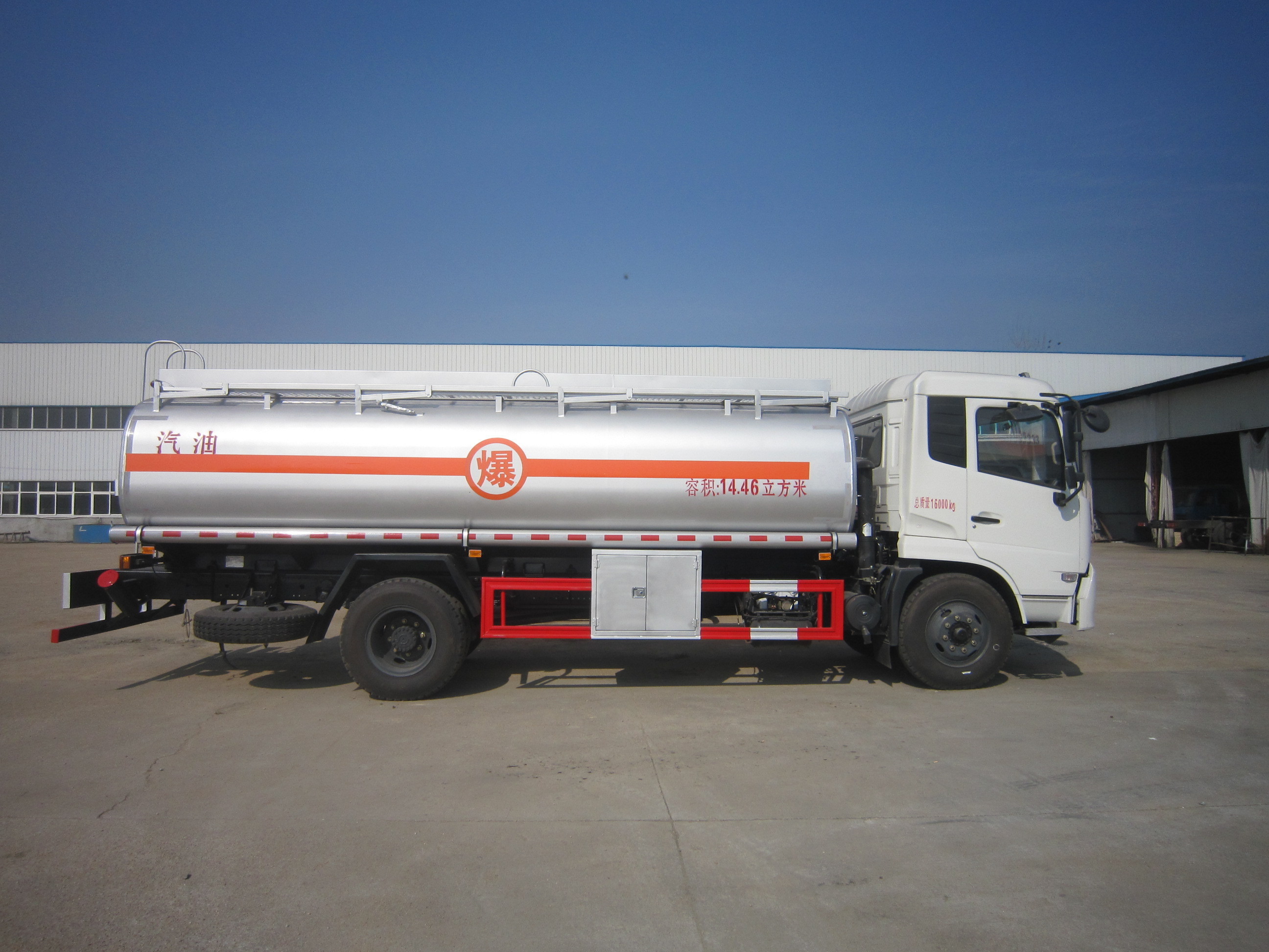 Dongfeng Kingrun 4x2 15000L fuel tank truck fuel tanker truck, oil tank truck factory supply