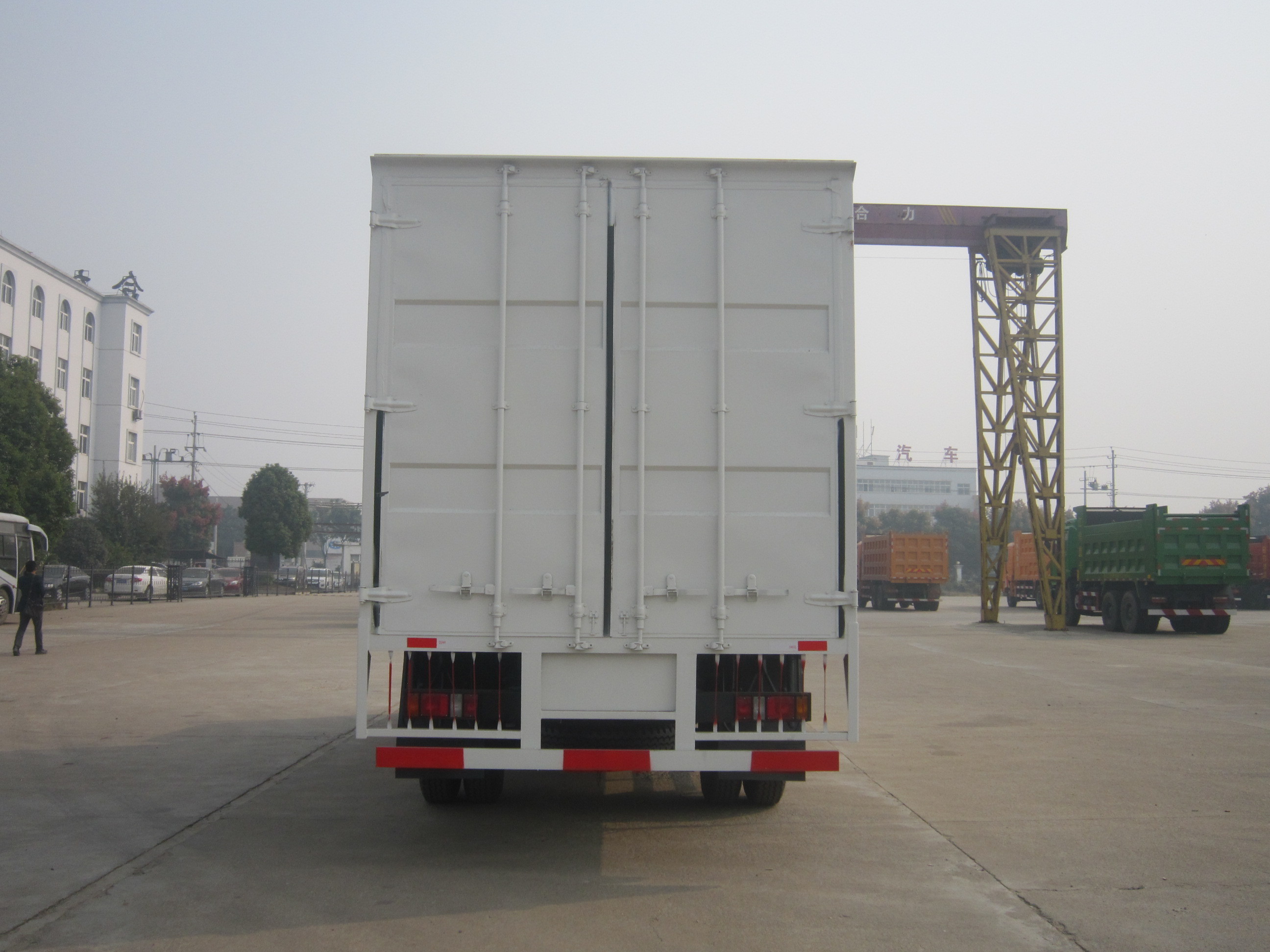 6 wheels 15 tons cargo box van truck for special goods transport and delivery dongfeng brand in stock with low price