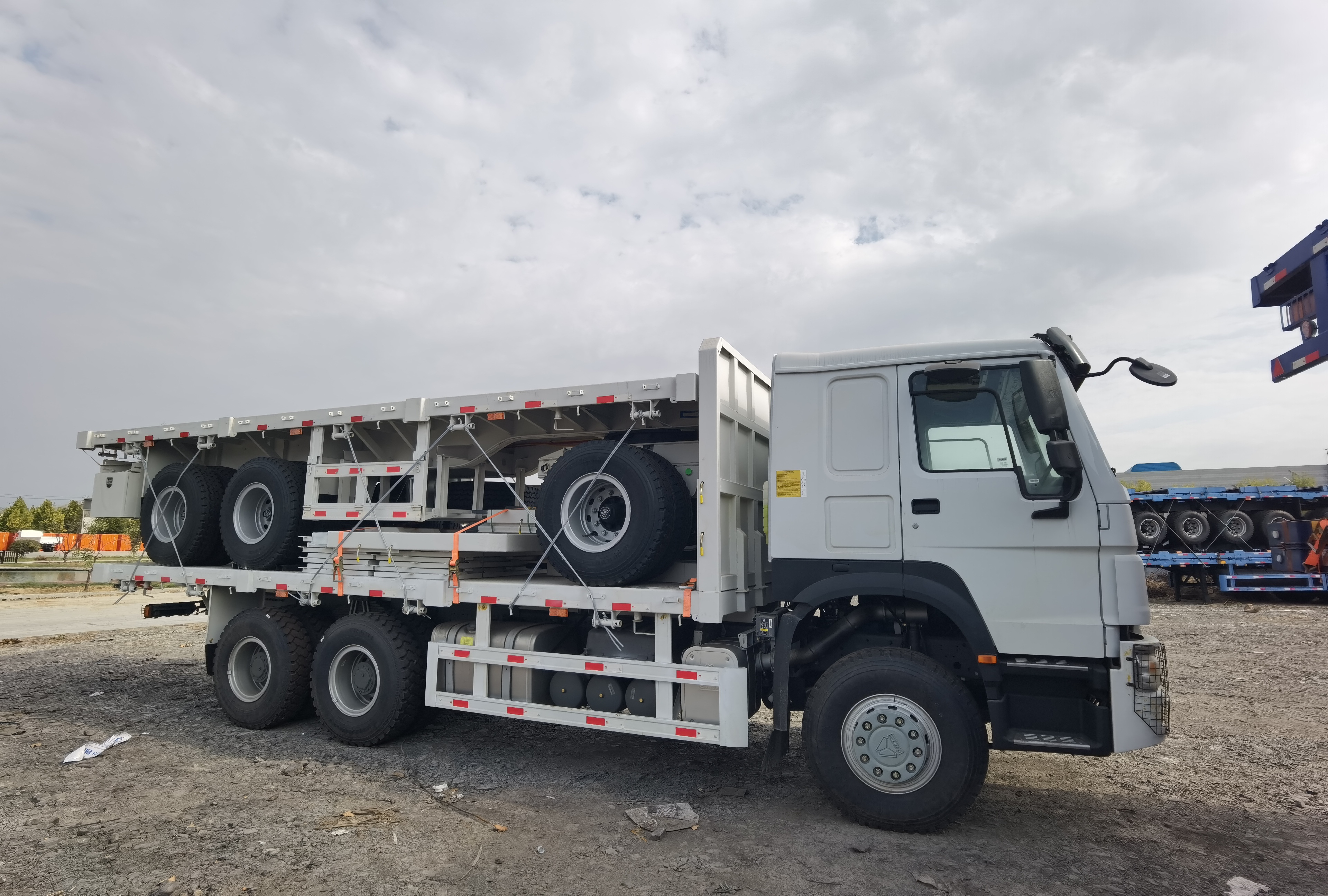 3 Axles 60 Ton 20ft Flat Bed Flatbed Container Semi Trailer 40ft Flatbed Truck Trailer For Sale