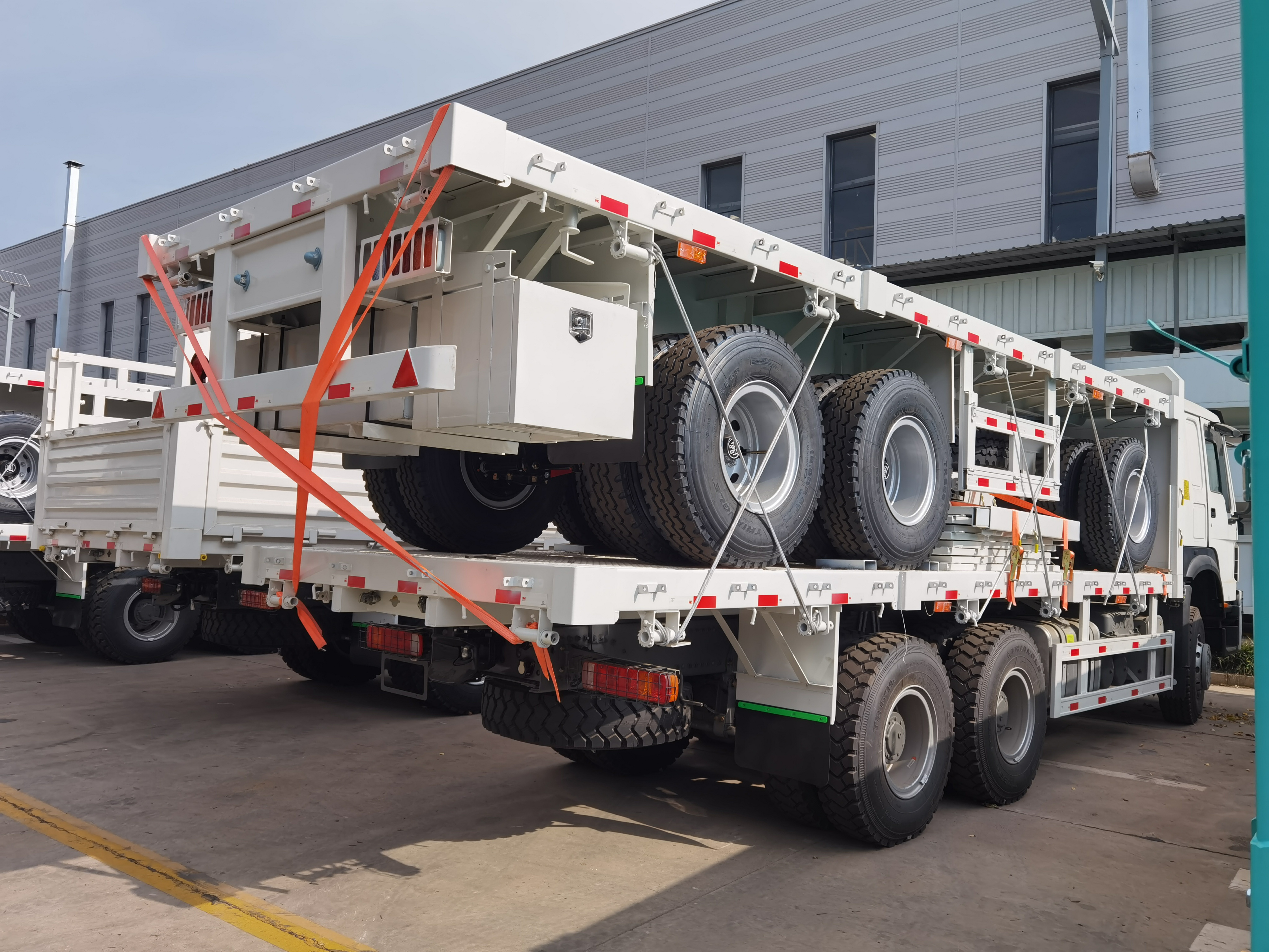 3 Axles 60 Ton 20ft Flat Bed Flatbed Container Semi Trailer 40ft Flatbed Truck Trailer For Sale