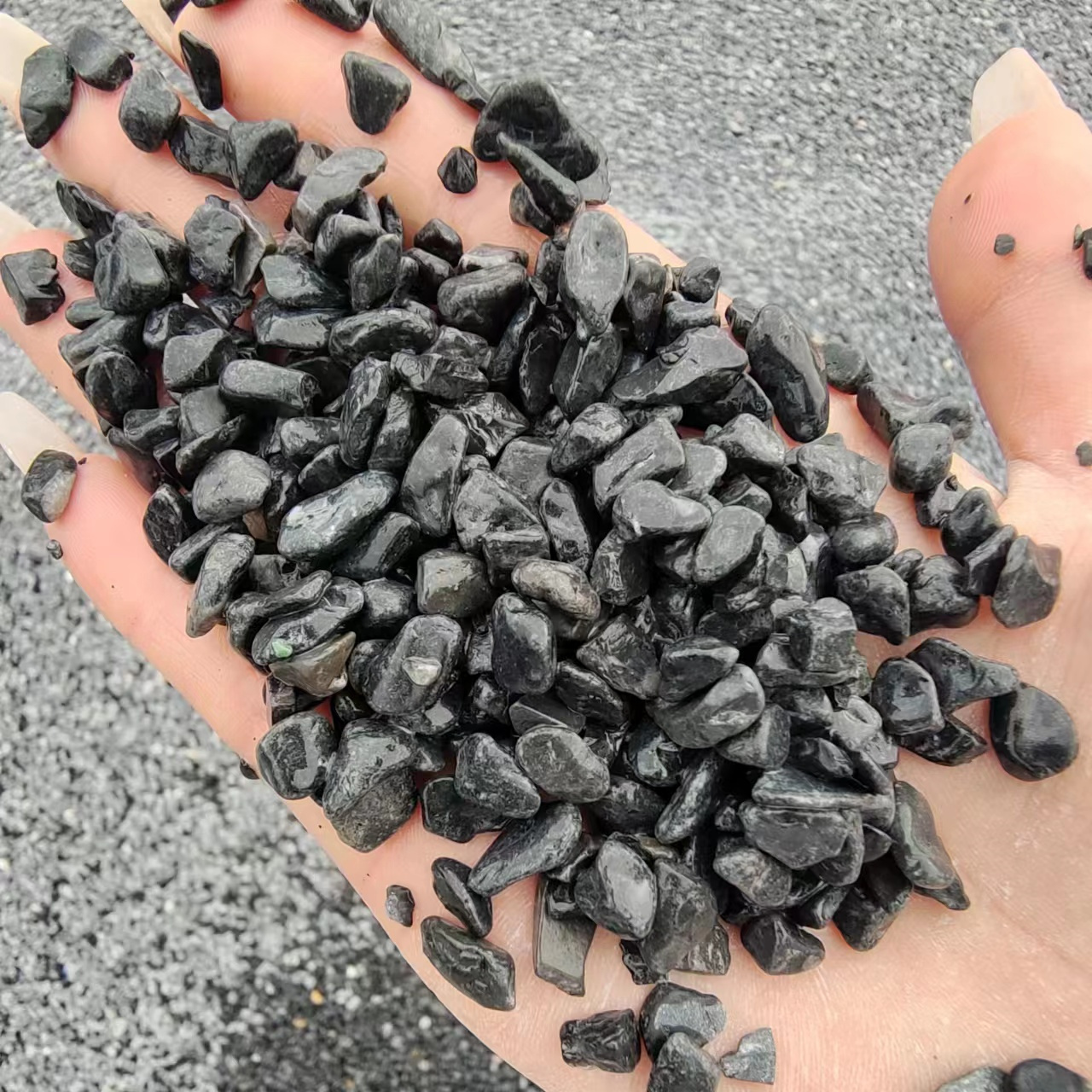 Factory price little Resin Bond Gravel Terrazzo Stone Chips Pebble Stones Used For Garden Landscaping And Road Paving