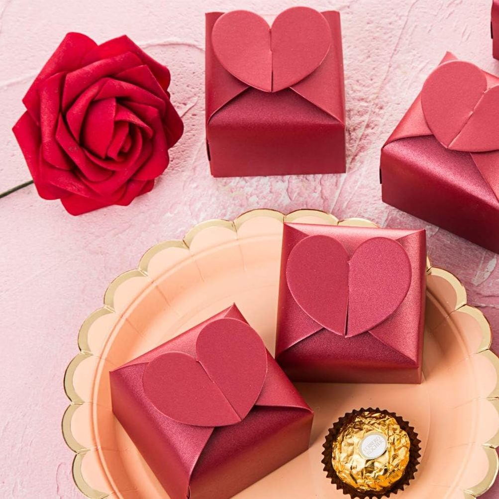 New Arrival Small Wedding Candy Gift Box Red Glitter Favor Paper Chocolate Gift Box with Heart for Guest