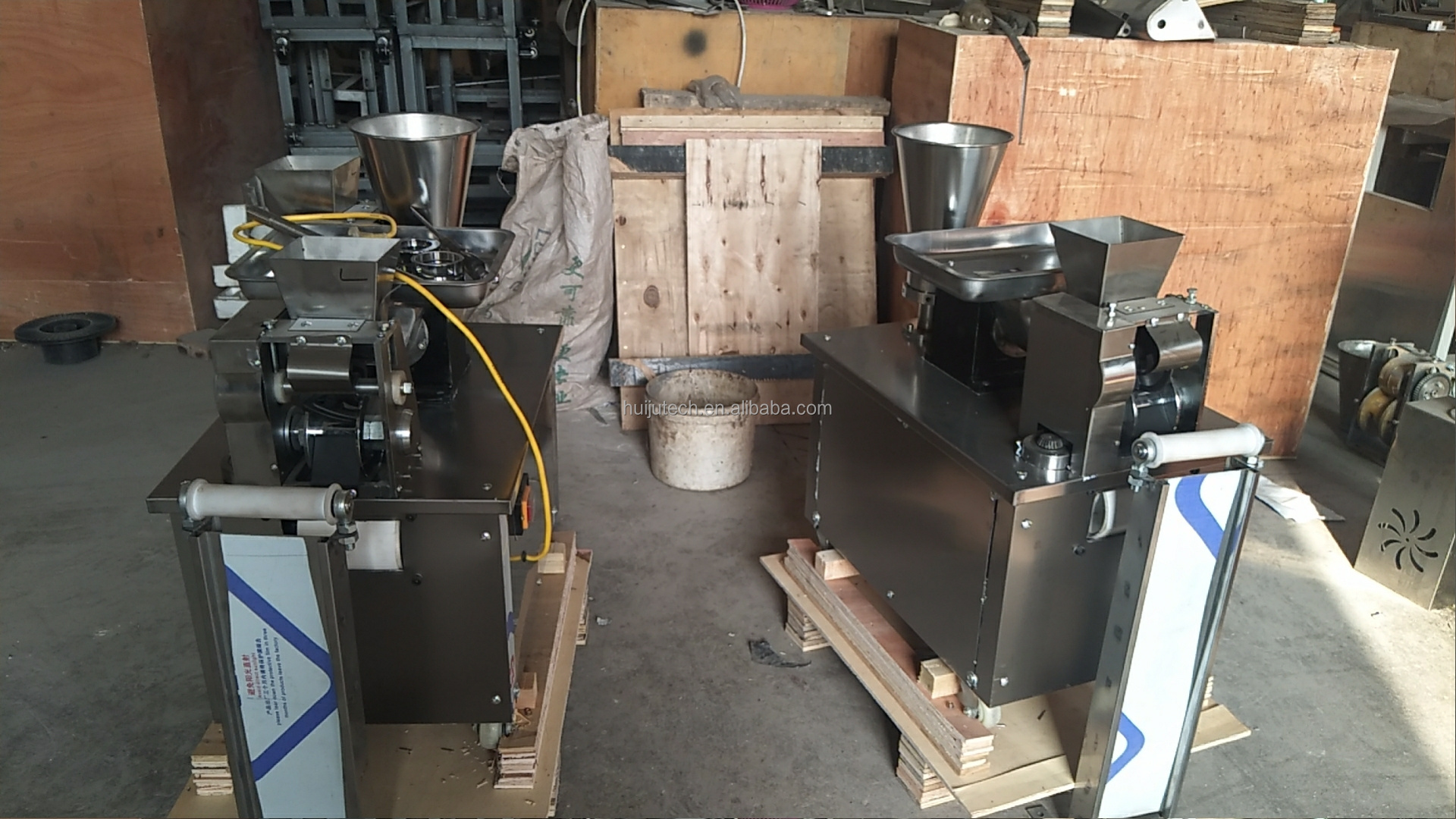 Household dumpling making machine with dumpling mold/dumpling maker