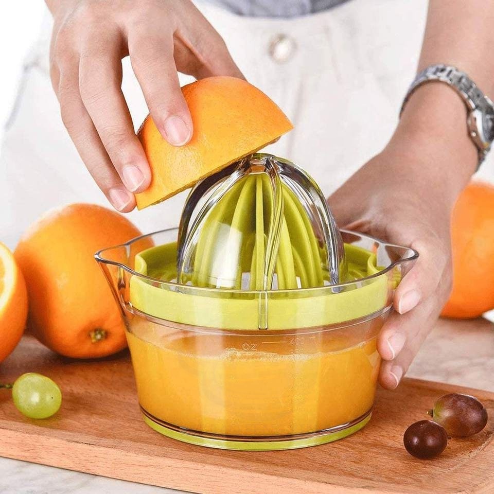 Plastic Manual Citrus Juicer Fruits Hand Press Juice Orange Lemon Squeezer with Strainer and Built-in Measuring Cup