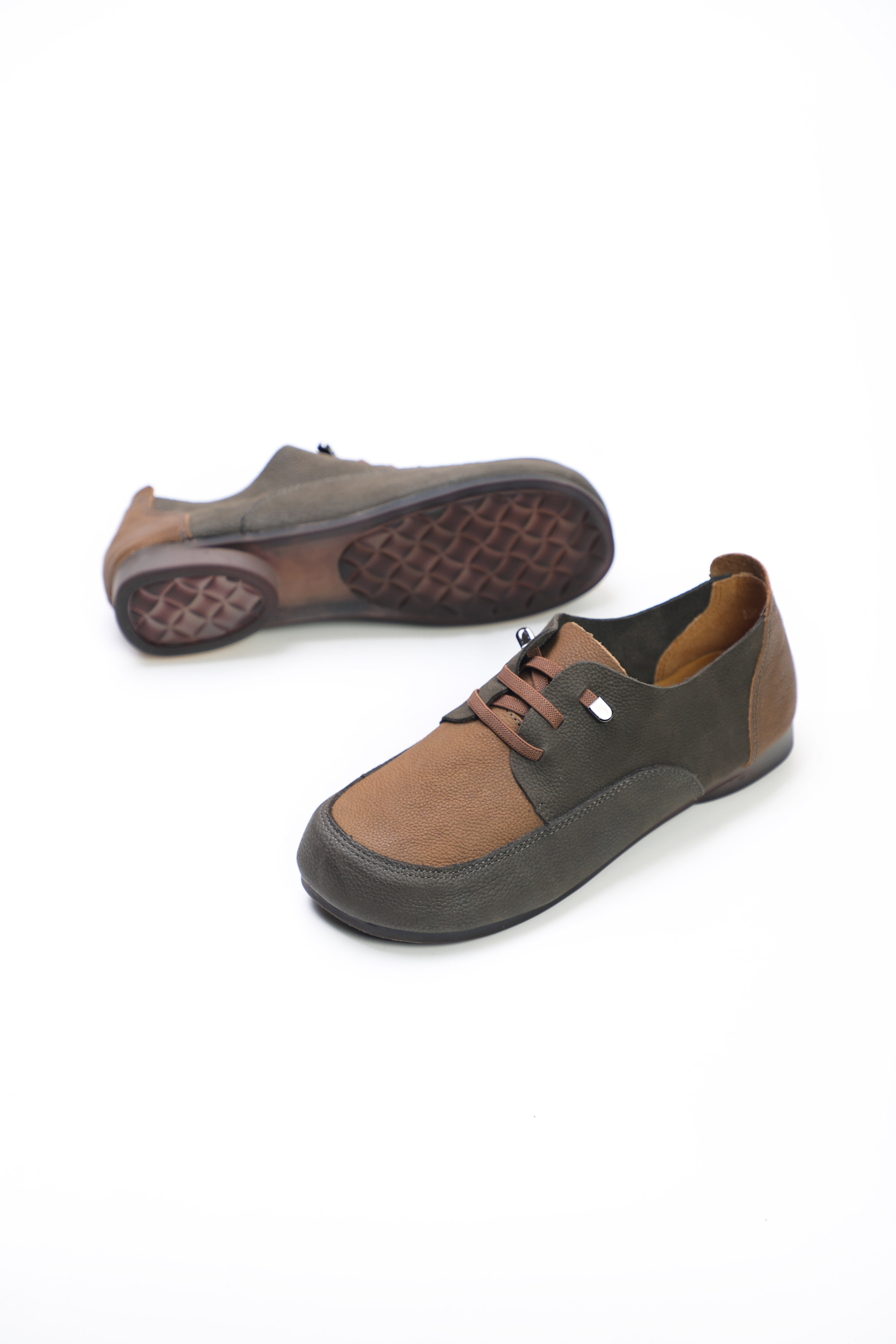 Factory price genuine leather flat heel custom oem odm materials for women ladies soft outsole wholesale manufacturer