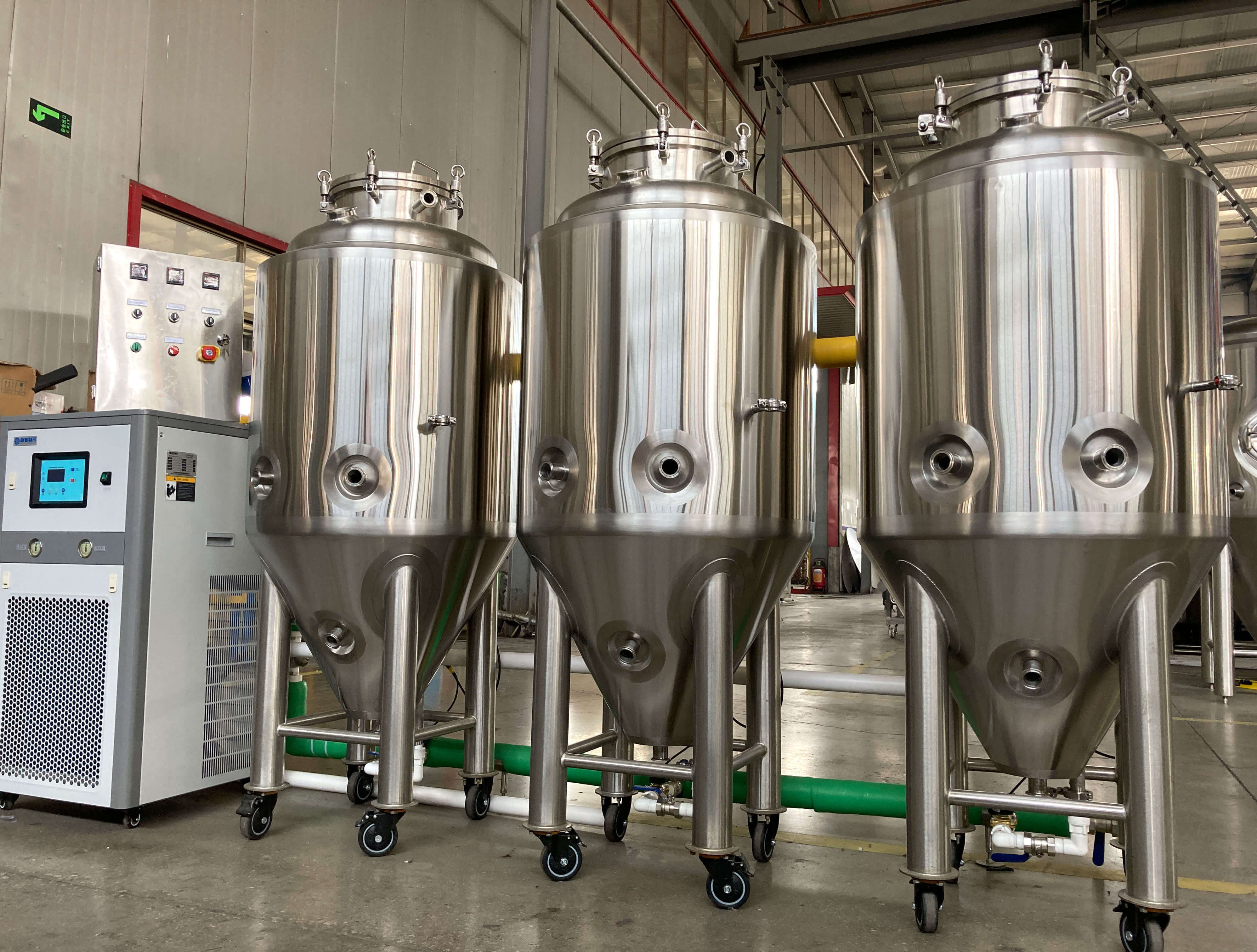 HULK Stainless Steel Beer Equipment 100 200 300 500 600 1000 Litre Beer Brewing Brewery Tanks For Sale