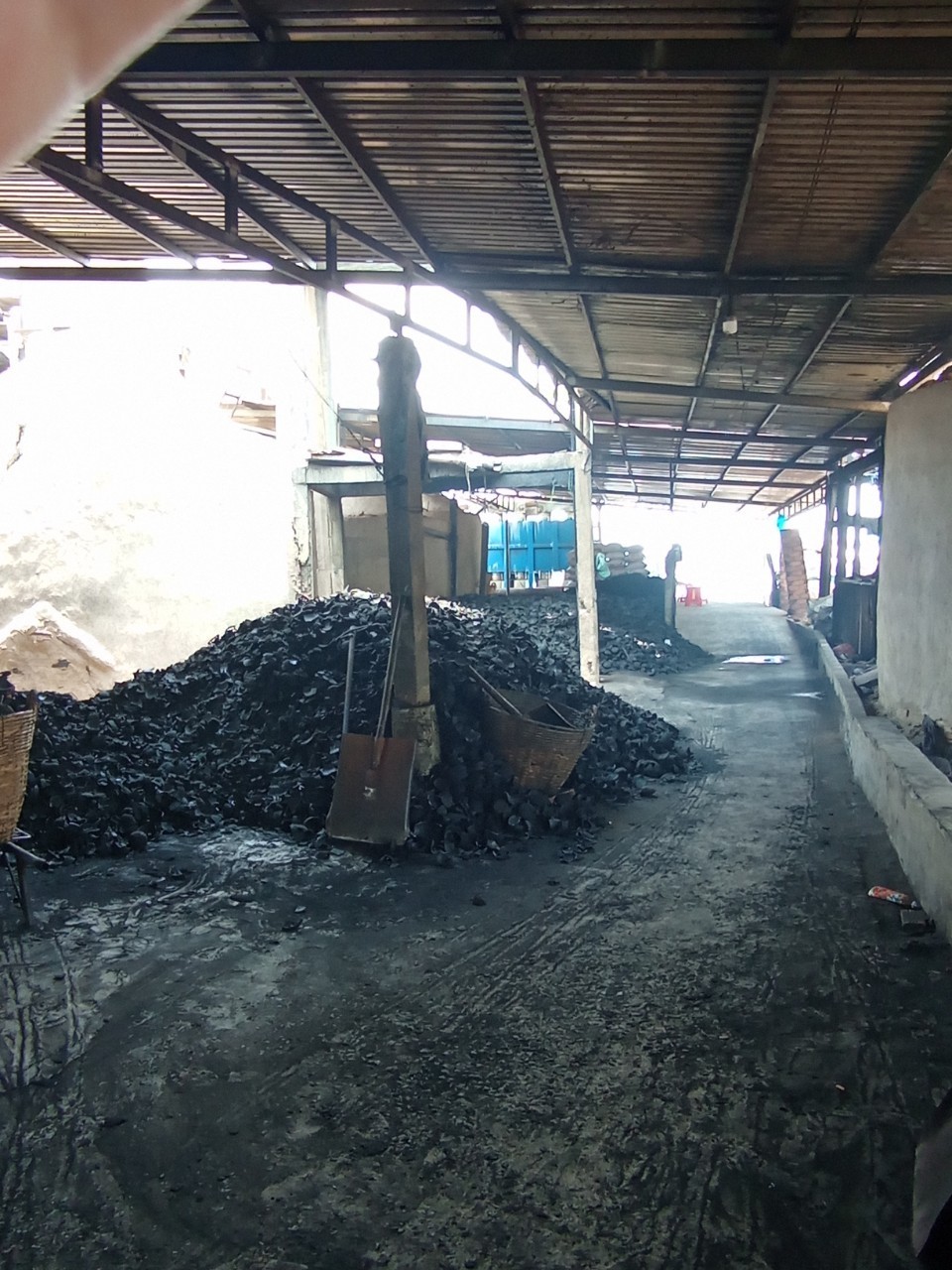 {HOT - DEAL} - COCONUT SHELL CHARCOAL/ USED FOR MANUFACTURING ACTIVATED CARBON/ AVAILABLE IN STOCK