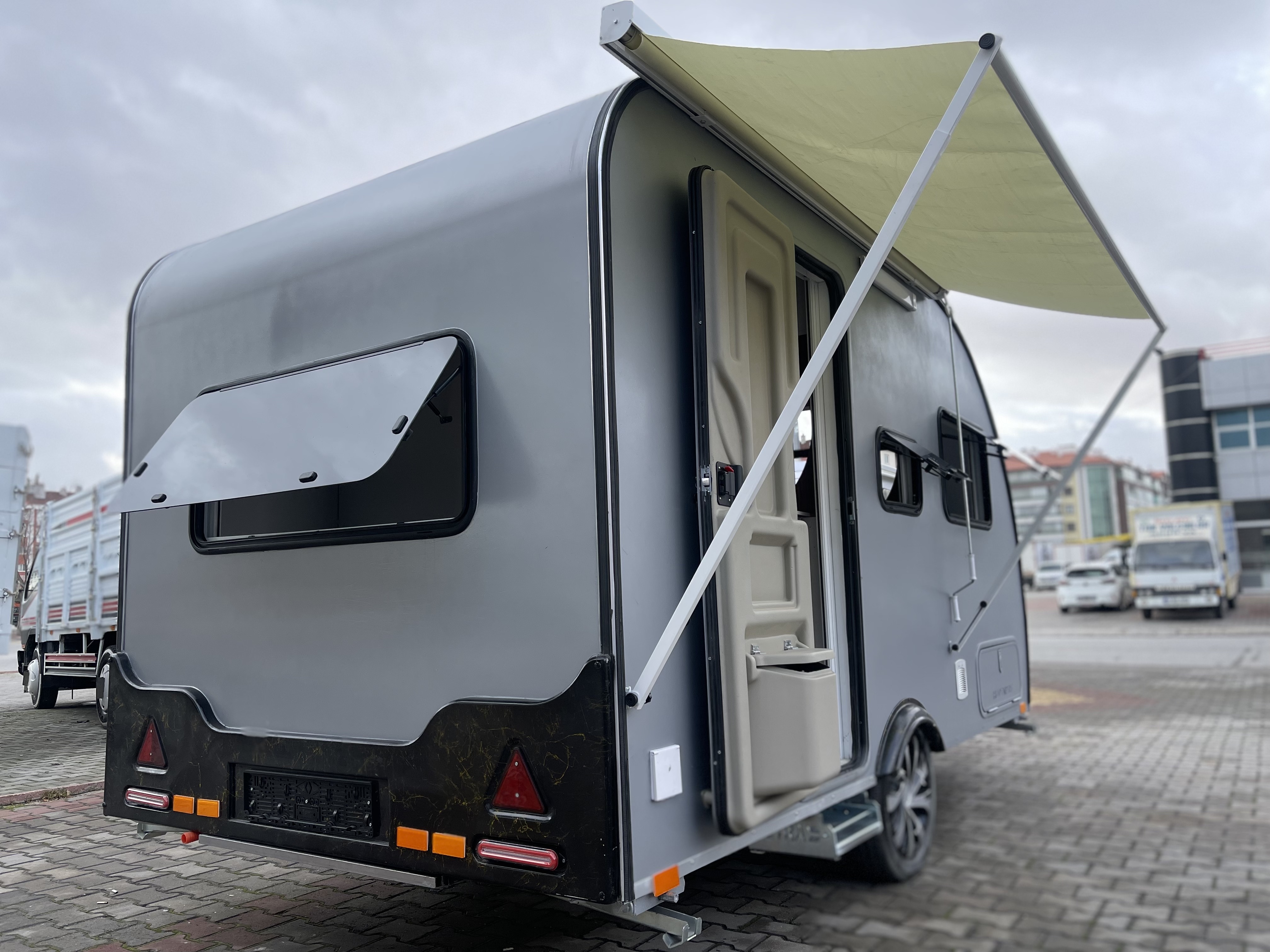 Embark on Eco-Friendly Adventures with HUNTMENT: Luxurious 4X4 Caravan Motorhome Featuring Green Energy and Slide-Out Kitchen!