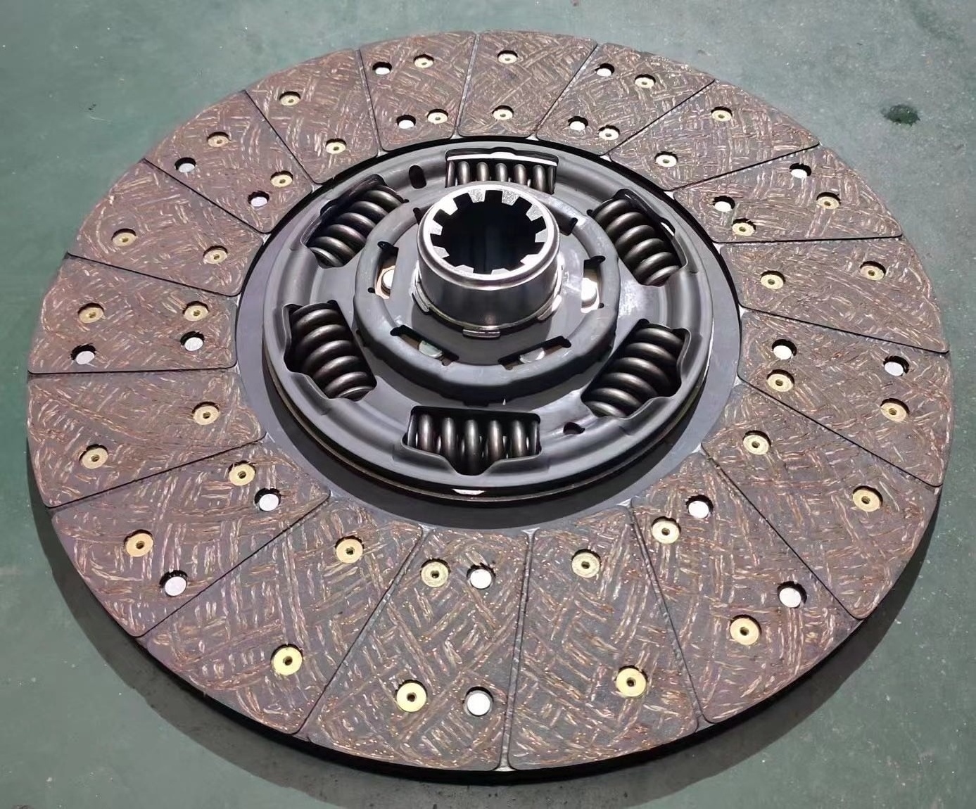 Truck spare parts Non Asbestos Clutch Disc Friction Material Clutch Disc Plate