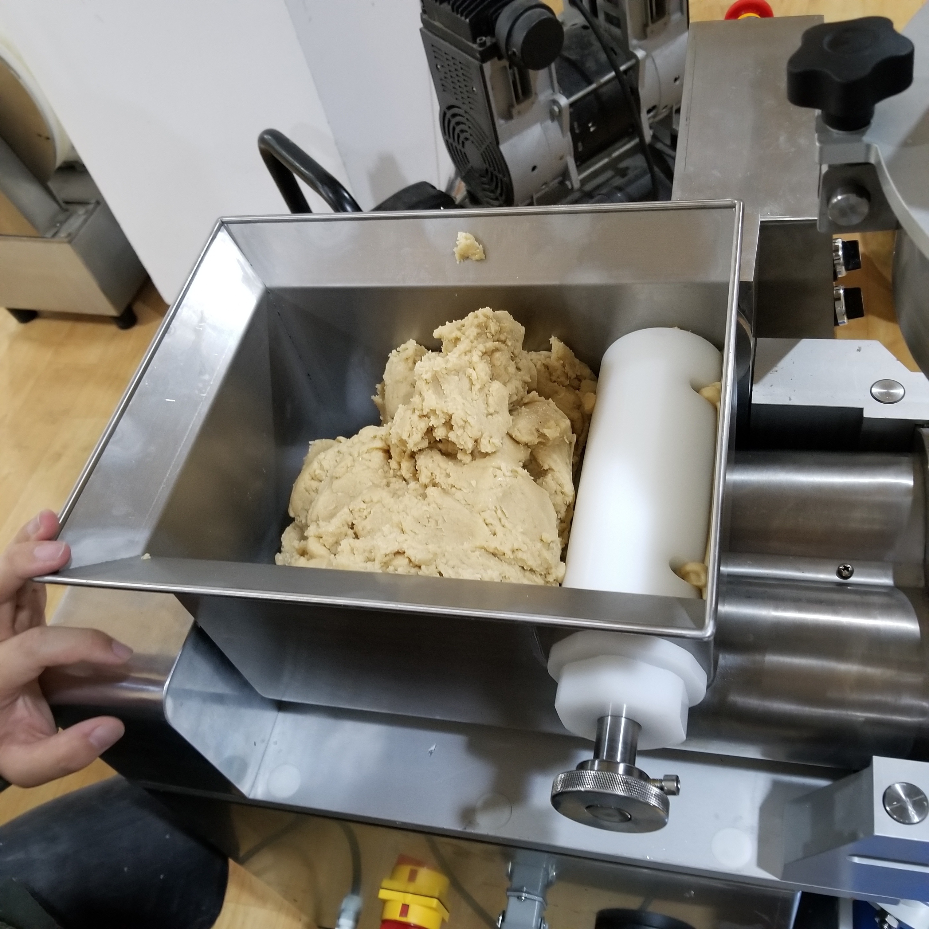 Manual operation maquinaria para hacer arepa machine