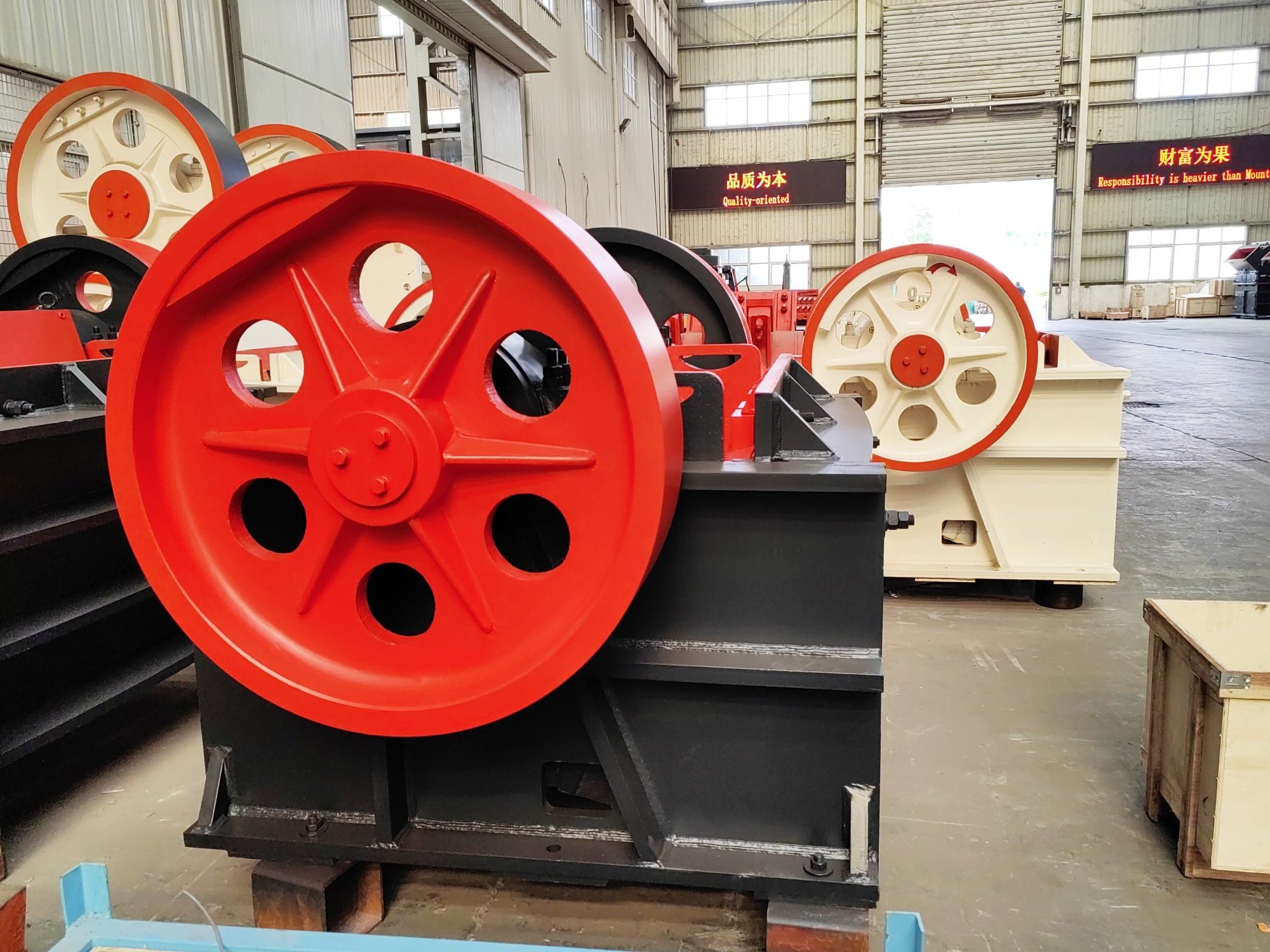 Excavator feeding jaw crusher 1200 x 250 fine jaw crusher