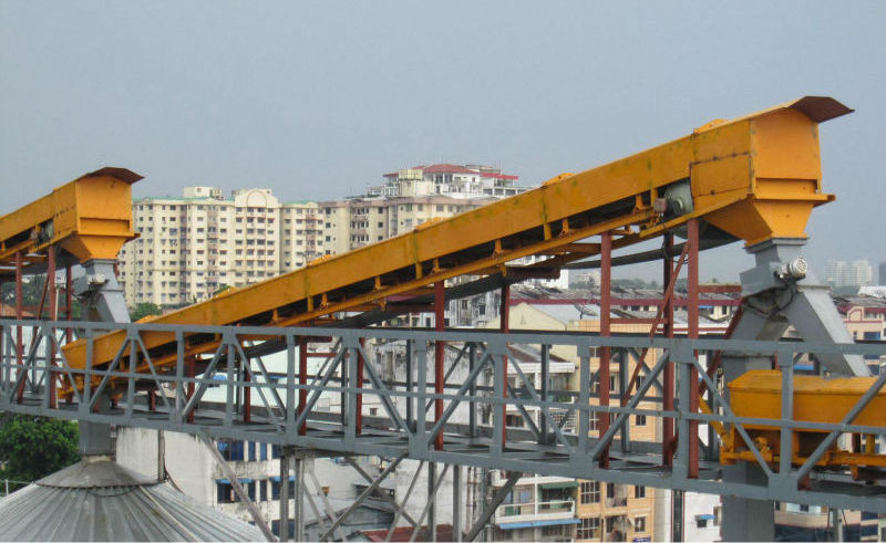 Mobile rubber belt conveyor for truck loading unloading