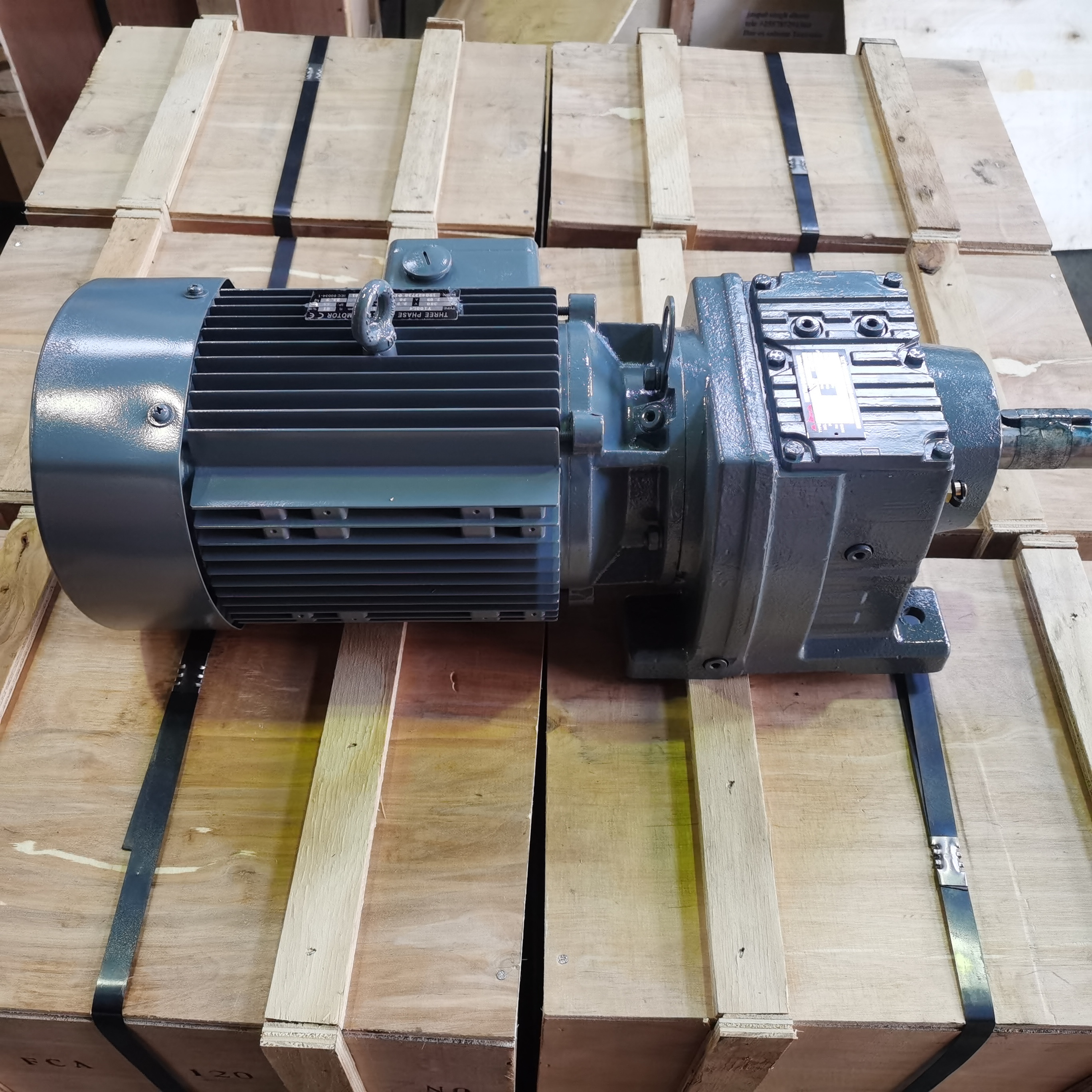 New Style Manufacturing Plant R Series Helical Gearbox Inline Helical Gear Motor R Series Helical Gearbox