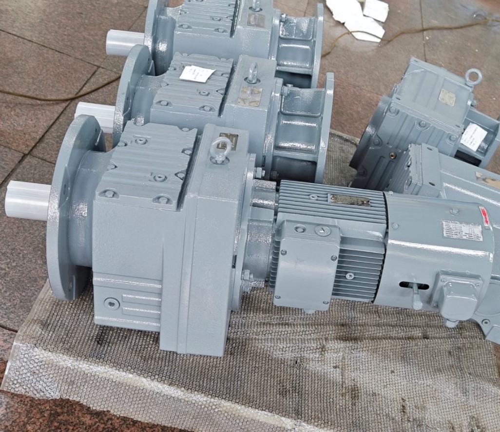 Factory hot sale R series helical gearbox Helical Reduce R series inline helical gear motor gearbox