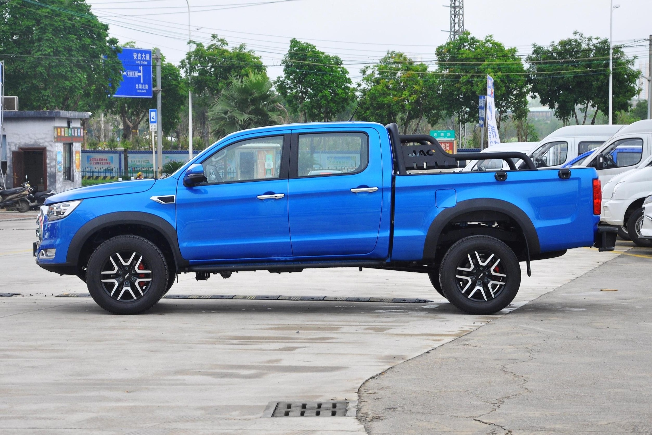 JAC T8 2021 2.4T Pro Manual Edition diesel 2wd 4wd four-wheel safe cheap 4WD in stock China brand pick up truck