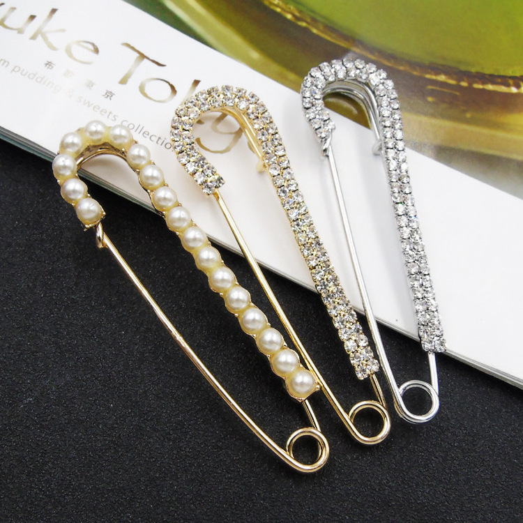 Wholesale Latest luxury Rhinestone Custom Brooches Pins High Quality Designer Fashion Jewelry Pearl Women Brooch Safety Pin