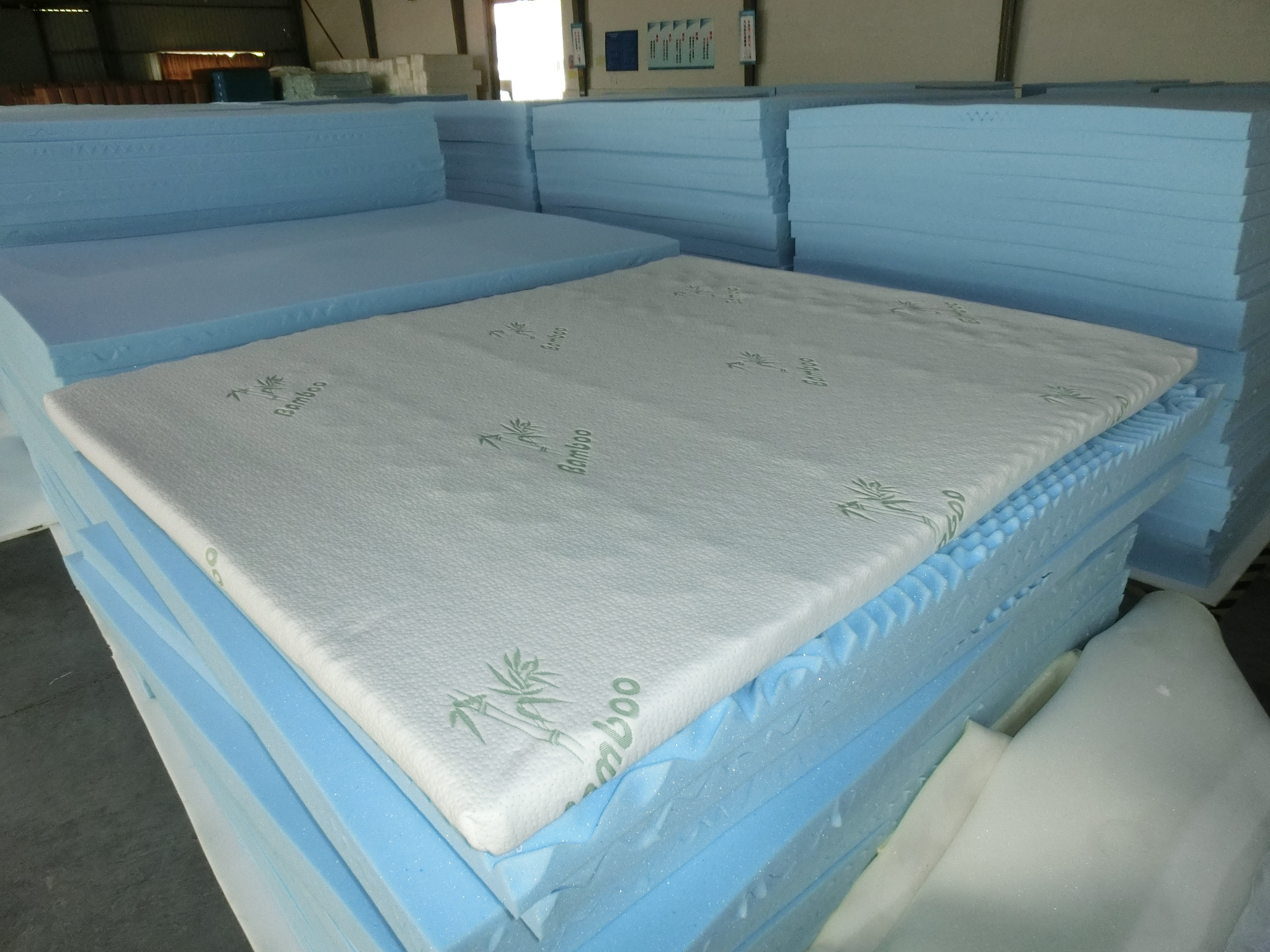 Manufacturer High Quality Low Price Custom Cooling Gel Memory Foam Travel Mattress Topper & Pads Queen Size