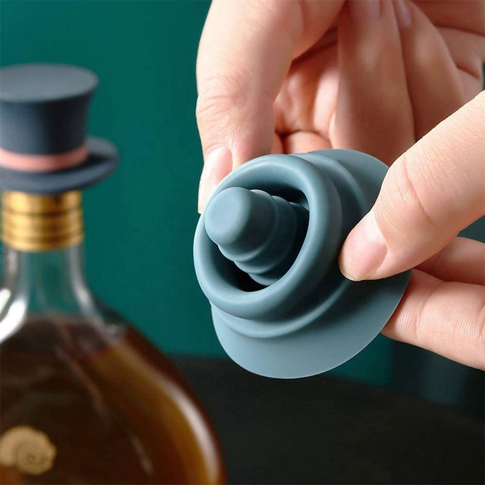 New Fashion Hat Style Wine Topper Stopper Household Fresh-Keeping Mini Silicone Wine Stopper