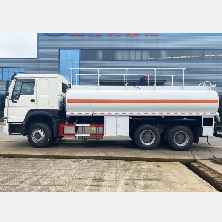 SINOTRUK HOWO 25000L Fuel Oil Petrol Tanker Truck Fuel Dispenser Refueling Truck for Sale 10 1 Liter Aluminum Oil Tank Manual