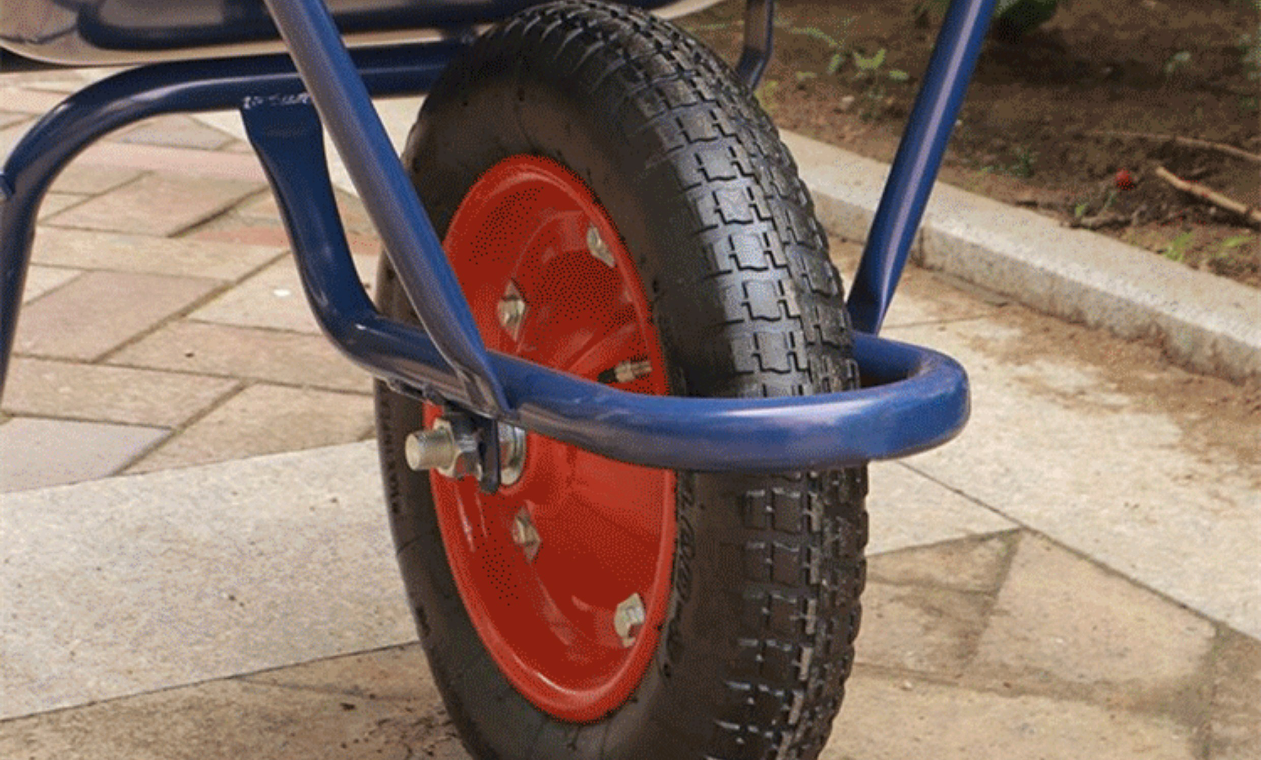 High Quality 130kg Heavy Duty Pneumatic Wheel Small Garden Wheelbarrow For Construction