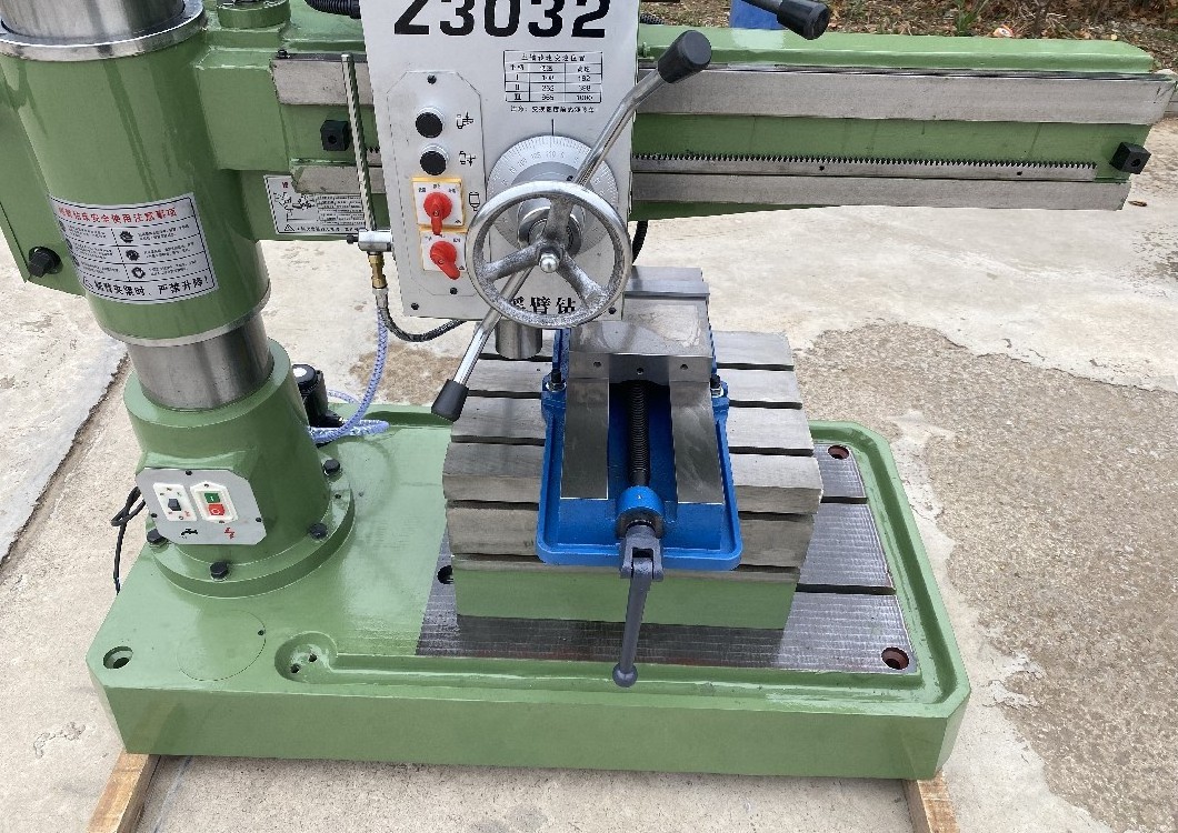 Factory direct sale rail drilling machine Z3032 machine Drilling radial drilling