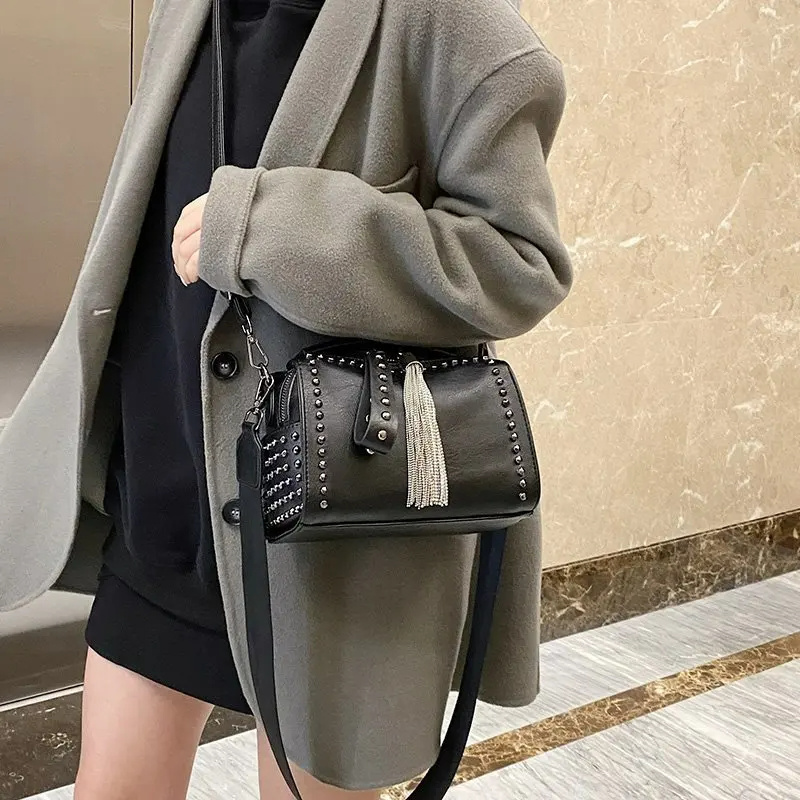 Fashion Rivet Women Handbag Wide Strap Female Shoulder Bags Chain Tassel Design Ladies Crossbody Bags Black Boston Totes