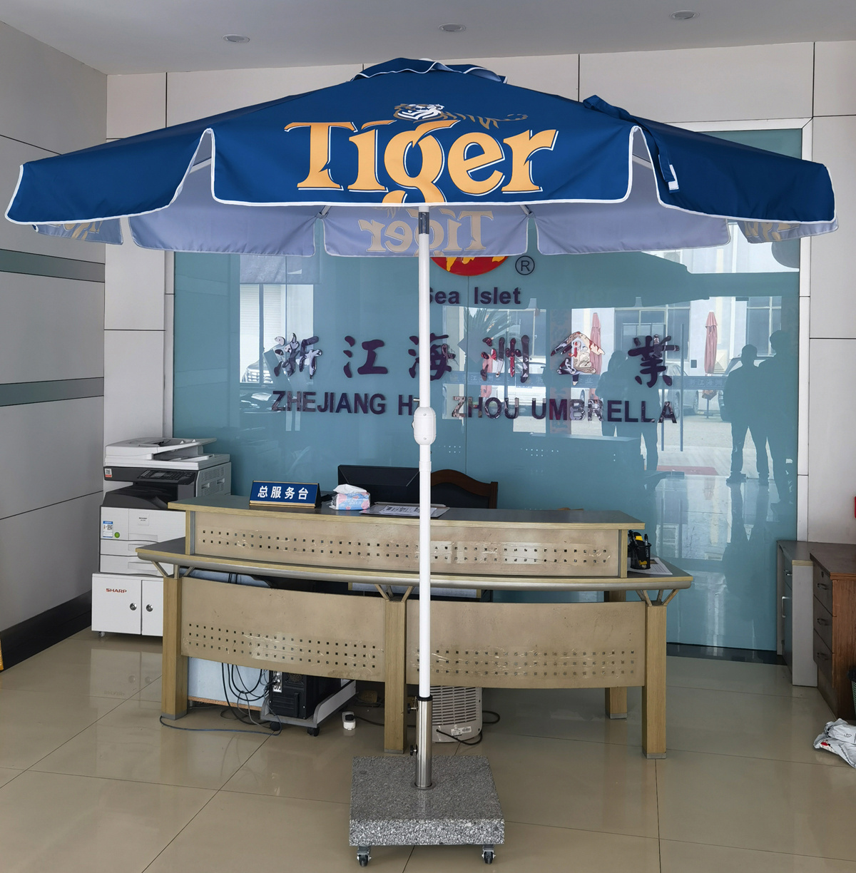 8 Feet Tiger Beer Outdoor Promotional Crank Umbrella Parasol Custom Patio Umbrellas Garden Umbrella