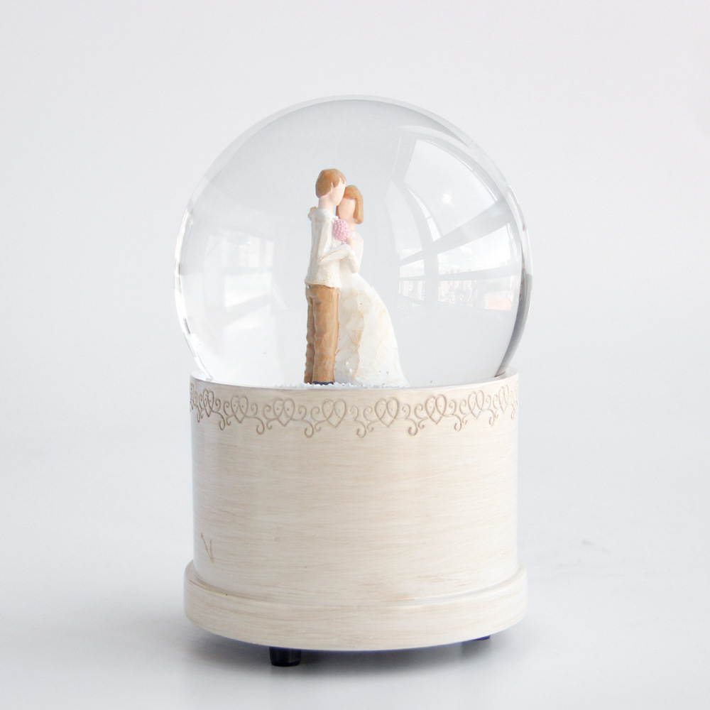 Hug Couple 100mm Snow Ball Resin Gift Snowball Gift Souvenirs Luxury Ornament Custom Snow Globes Snow Globe