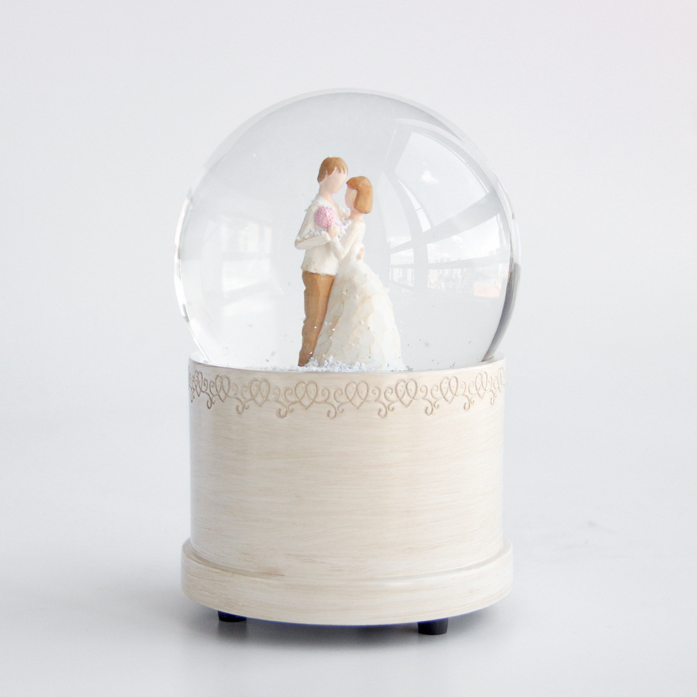 Hug Couple 100mm Snow Ball Resin Gift Snowball Gift Souvenirs Luxury Ornament Custom Snow Globes Snow Globe