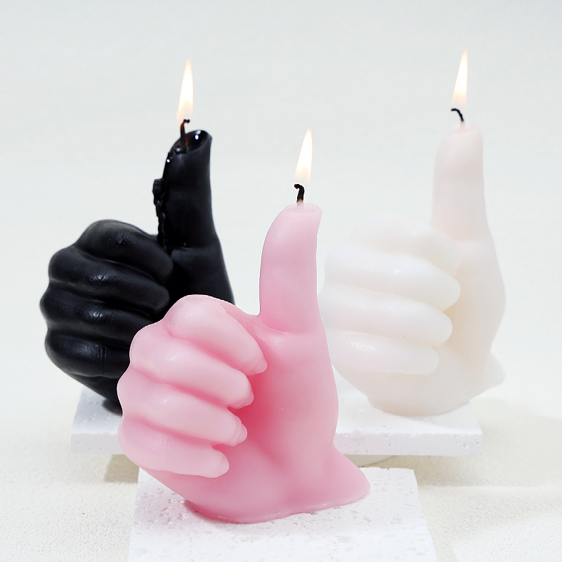 Give a thumbs-up and give a candle to a friend to encourage students to give gifts suitable for home decoration