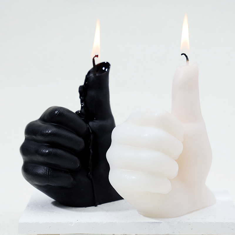 Give a thumbs-up and give a candle to a friend to encourage students to give gifts suitable for home decoration