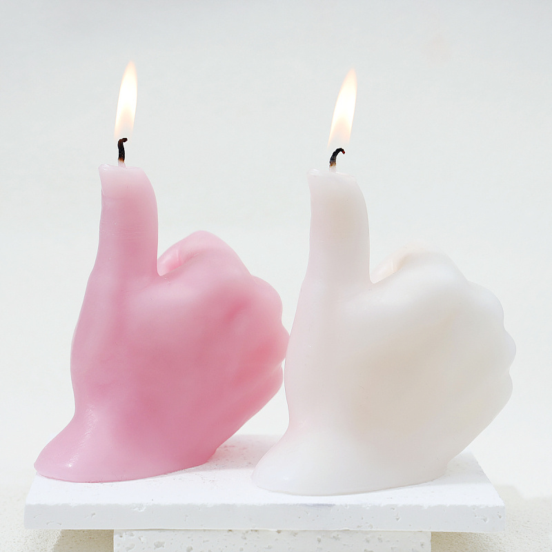 Give a thumbs-up and give a candle to a friend to encourage students to give gifts suitable for home decoration