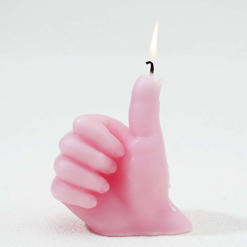 Give a thumbs-up and give a candle to a friend to encourage students to give gifts suitable for home decoration