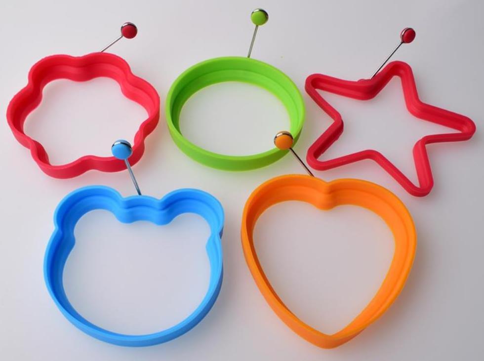 Hot selling Cartoon circular heart shaped silicone egg fryer with handle omelet pancake mold kitchen baking tool