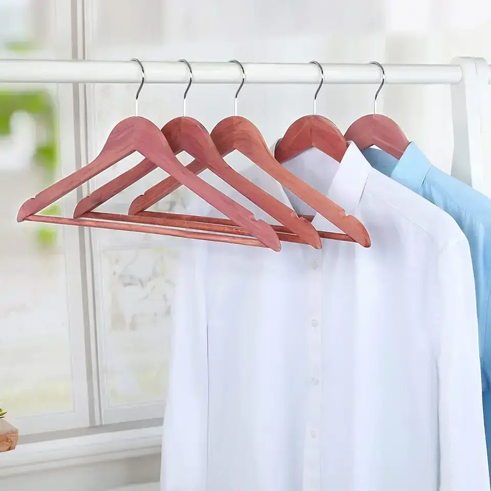 IANGO High-Quality Red Cedar Wood Hanger Eco-friendly Clothes Hanger with rod Customized LOGO