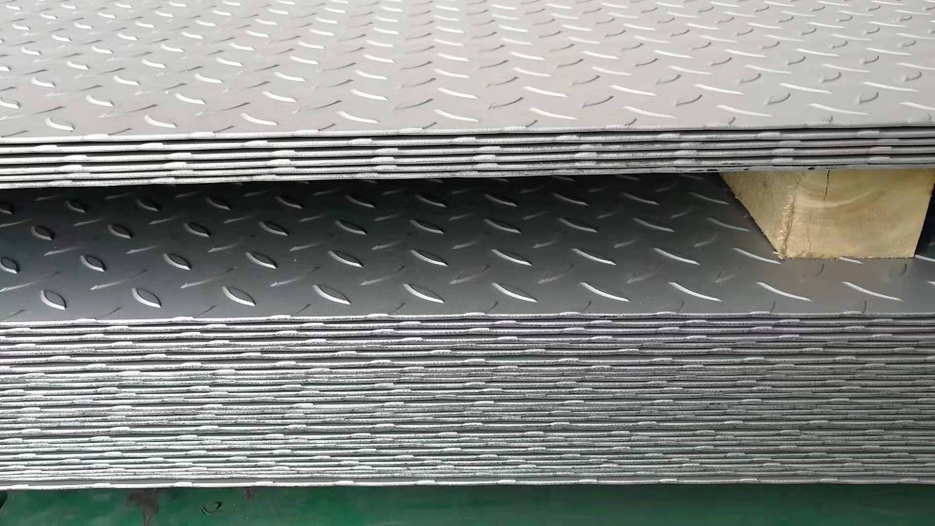 Hot Selling Sheet Plate 316 304 201 430 Decorative Stainless Steel Linen Embossed 2mm Checkered Plate Plate Sheet From Indonesia