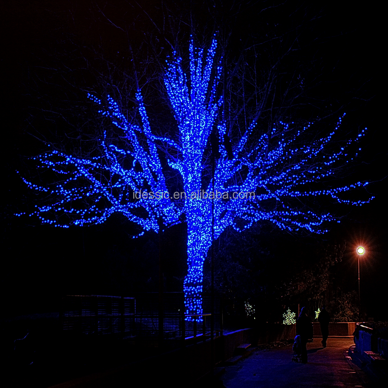 Outdoor connectable tree fairy Christmas lights on tree trunks for winter garden park light show