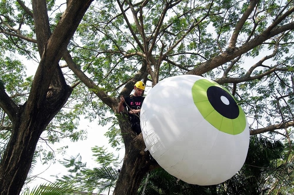 Attractive giant inflatable eyeballs for tree decoration / inflatable hanging eyeballs/halloween eyeball decorations