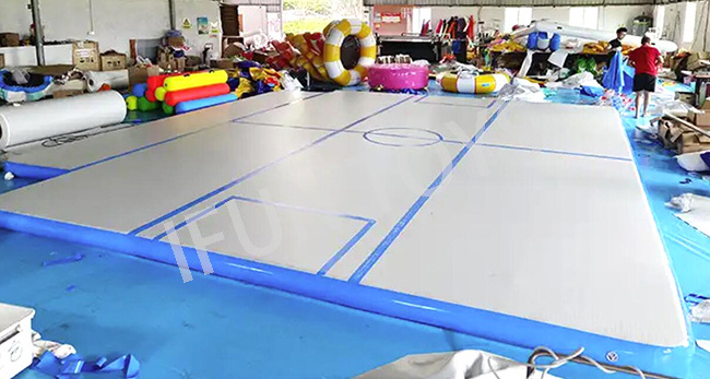 Trampoline Park Air Jumping Mattress Inflatable Football Field / Soccer Pitch with Inflatable Goal for Sport Game