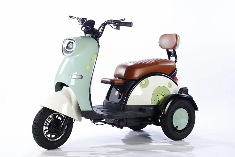 cheap sale! moped 48V20AH 150cc three wheel high speed electric scooter tricycles for women