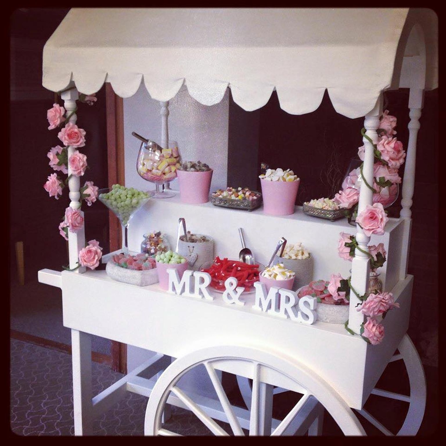 Hot Sales White Wooden Flower Candy Bar Cart With Wheels For Wedding Children Christmas Dessert Party Display Stand