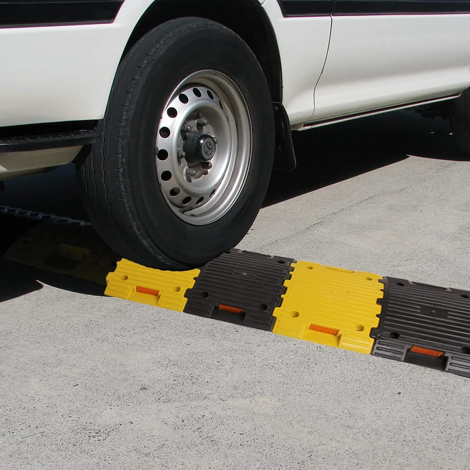 Customized Top Quality Cheap Heavy Duty Premium Traffic Speeds Bump Plastic Rumblers highway road breakers hump speed bumps