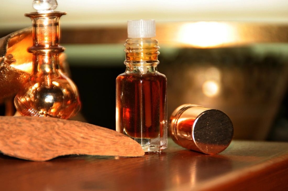 Super Quality 100% Pure Oudh Scent Oil for Skin Care Body Care Essential Oil for Export from Indian Manufacturing