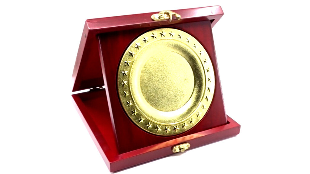 High o Demand Round Shield Plaque with Wooden Box for Employ of The Year Awards for Export from India