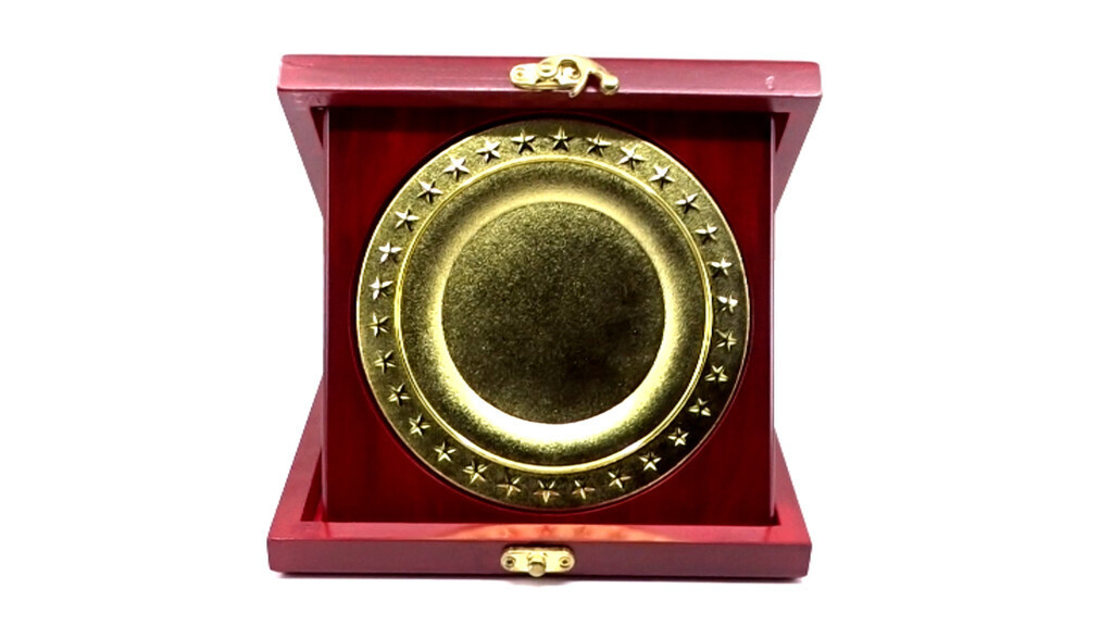 High o Demand Round Shield Plaque with Wooden Box for Employ of The Year Awards for Export from India