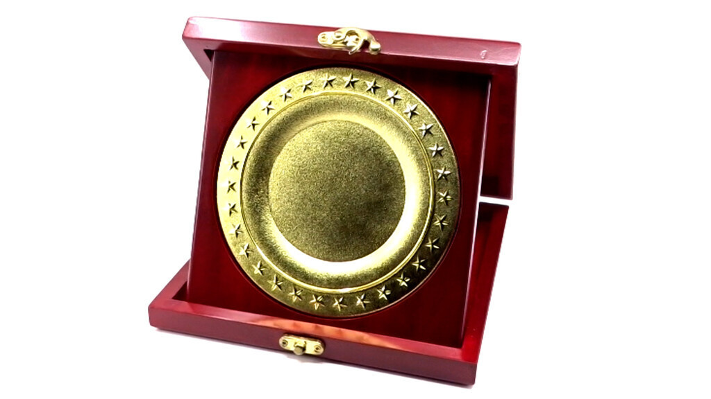 High o Demand Round Shield Plaque with Wooden Box for Employ of The Year Awards for Export from India