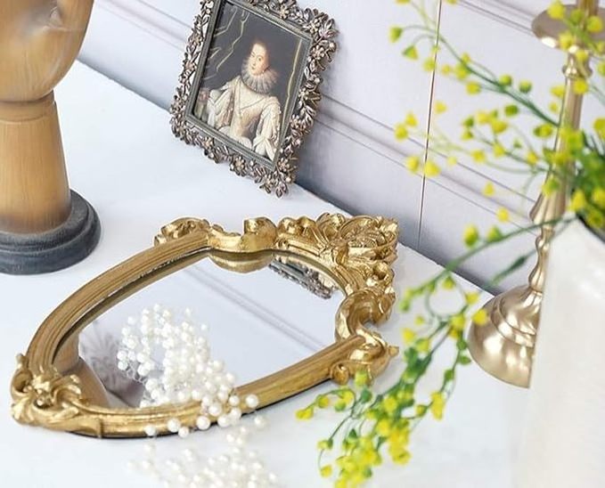 Decorative Wall Mirror of Antique Gold Shield Shape