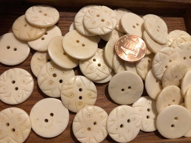 Factory wholesale 4 hole round ox bone buttons custom real buffalo bone button for coat blazer and for shirts and jeans