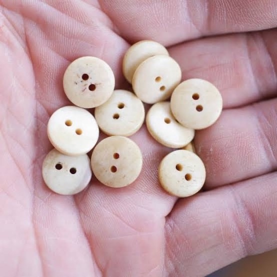 Factory wholesale 4 hole round ox bone buttons custom real buffalo bone button for coat blazer and for shirts and jeans